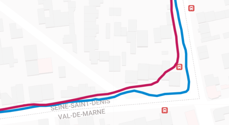 Coros Pace 3 en rouge, Garmin Forerunner 255s en bleu