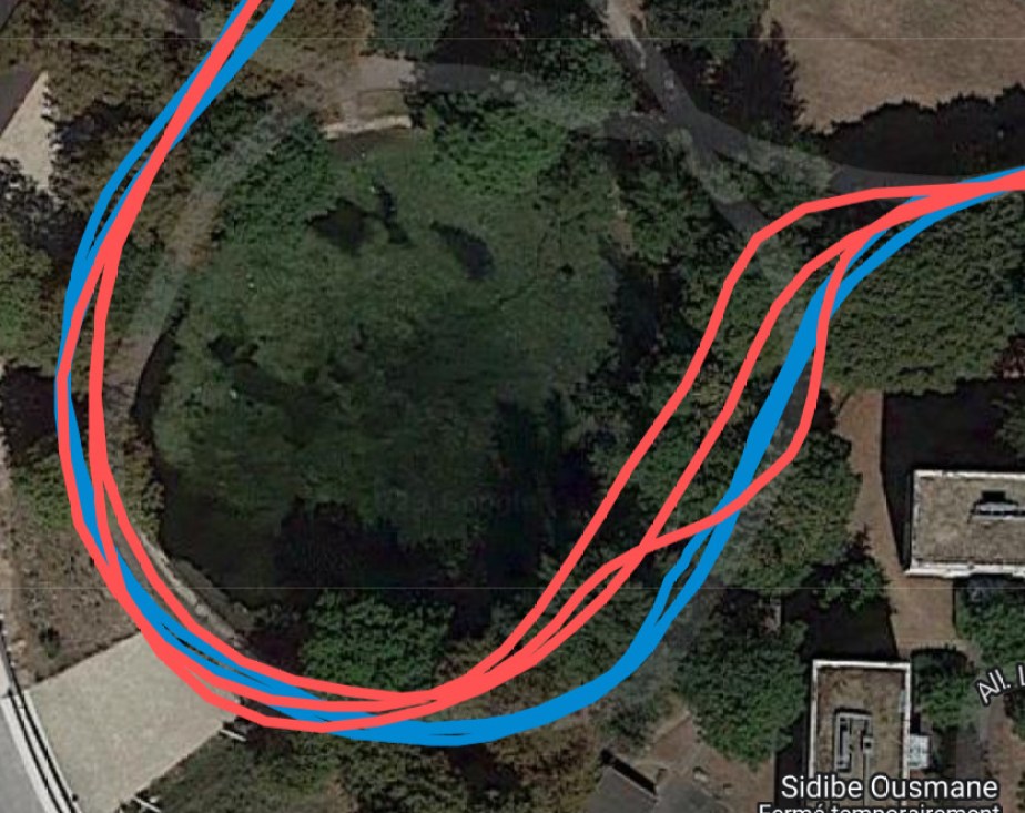 Coros Pace 3 en rouge, Garmin Forerunner 255s en bleu