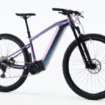Decathlon se lâche avec un sublime coloris lancé sur ce VTT électrique abordable