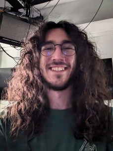 google-pixel-8-selfie-2