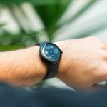 La Google Pixel Watch 2, sous Wear OS 4 (basé sur Android 13)  // Source : Chloé Pertuis - Frandroid