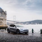 L&rsquo;une des fonctionnalités les plus bluffantes des Tesla devient encore plus bluffante : la preuve en vidéo