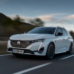 On a essayé la Peugeot e-308 SW, une voiture électrique qui fait l’impasse sur un élément important