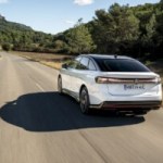 Volkswagen baisse de 8 900 euros le prix de son ID.7 électrique, rivale de la Tesla Model 3