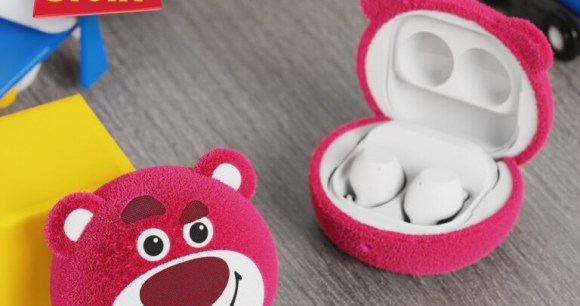 La coque de Samsung Galaxy Buds FE aux couleurs de Lotso // Source : Samsung