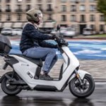 Les scooters thermiques interdits dans Paris ? Un conseiller veut l&rsquo;expérimenter sur un horaire spécifique