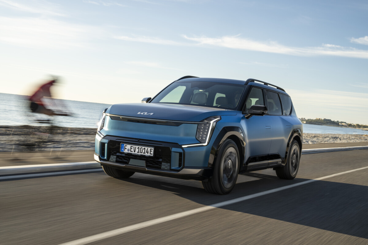 KIA-EV9-gtline-bluematte-dynamic-hires-001 KIA-EV9-gtline-bluematte-dynamic-hires-001