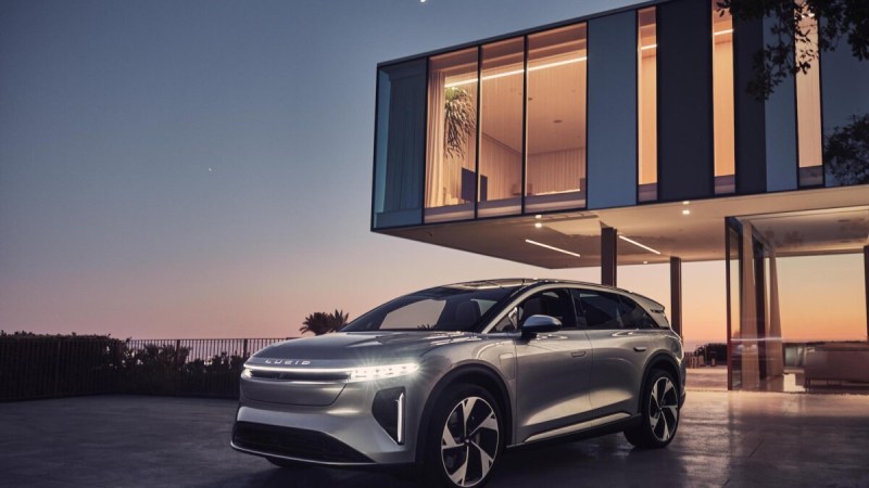 960 km d’autonomie : Lucid arrive en France avec ses 2 voitures électriques spectaculaires