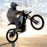 Prévue pour l&rsquo;Europe, cette moto-cross électrique a de quoi séduire les grands enfants