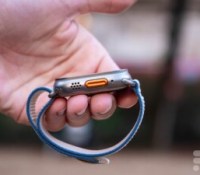 Le bouton Action, situé sur la tranche gauche de la montre // Source : Chloé Pertuis – Frandroid
