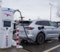 Skoda Enyaq 85 sur une borne Ionity // Source : Jean-Baptiste Passieux - Frandroid
