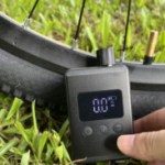 Toute légère, cette mini pompe électrique pour vélo transpire la praticité Toute légère, cette mini pompe électrique pour vélo transpire la praticité