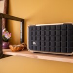JBL Authentics 200 : cette belle enceinte Bluetooth résidentielle notée 9/10 s&rsquo;allège de 120 €