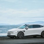 Cette voiture électrique est capable de recharger une autre voiture plus rapidement que de nombreuses bornes Cette voiture électrique est capable de recharger une autre voiture plus rapidement que de nombreuses bornes
