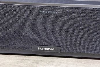 La barre audio frontale cachée par un tissu tendu