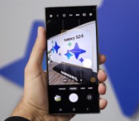 Un Samsung Galaxy S24 Ultra avec le logo de Galaxy AI en arrière-plan // Source : Frandroid