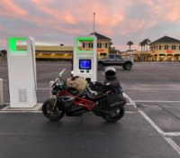 Moto électrique Energica, branchée sur un chargeur Electrify America (Volkswagen)