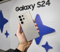 Un Samsung Galaxy S24 Ultra avec le logo de Galaxy AI en arrière-plan // Source : Frandroid