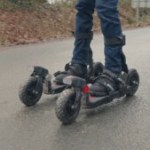 Mi-roller, mi-trottinette : ces « skis urbains » électriques sont uniques Mi-roller, mi-trottinette : ces « skis urbains » électriques sont uniques