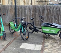 Tier avait déjà proposé des vélos cargos en Angleterre, comme celui-ci (à droite)