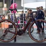 Le premier vélo électrique d’aventure Decathlon arrive et voici les premières infos