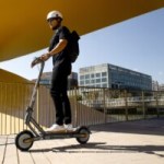C’est la folie des trottinettes électriques toute suspendue qui mettent le paquet sur le confort C’est la folie des trottinettes électriques toute suspendue qui mettent le paquet sur le confort