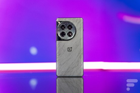 Le OnePlus 12 // Source : Chloé Pertuis pour Frandroid