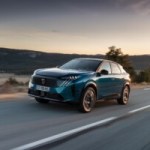 Comment Peugeot réussit à faire mieux que le plus grand concurrent de Tesla avec son E-3008 électrique