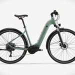 Décathlon dévoile son nouveau VTC Rockrider E-Actv 500, un vélo électrique qui fait mieux que l’ancien pour le même prix Décathlon dévoile son nouveau VTC Rockrider E-Actv 500, un vélo électrique qui fait mieux que l’ancien pour le même prix