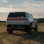 « Les poignées d’urgence ? C’est pour nos techniciens » : l’étrange choix de Rivian pour les portes de ses voitures électriques « Les poignées d’urgence ? C’est pour nos techniciens » : l’étrange choix de Rivian pour les portes de ses voitures électriques