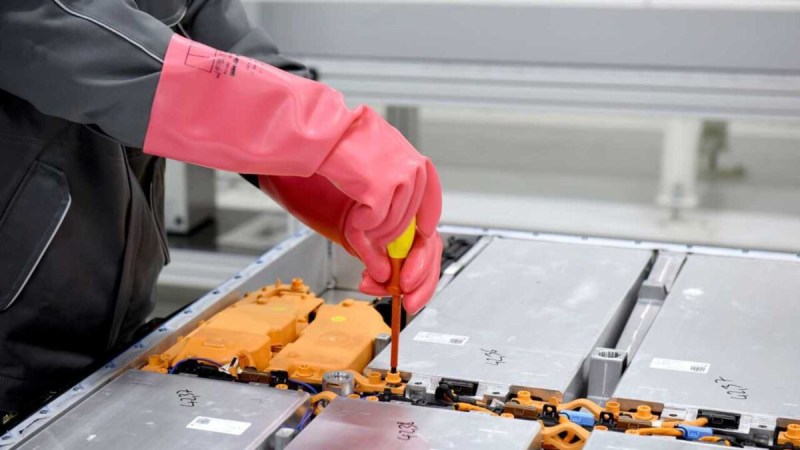 Trop fatiguées pour rouler, idéales pour le solaire : la seconde vie des batteries de voitures électriques