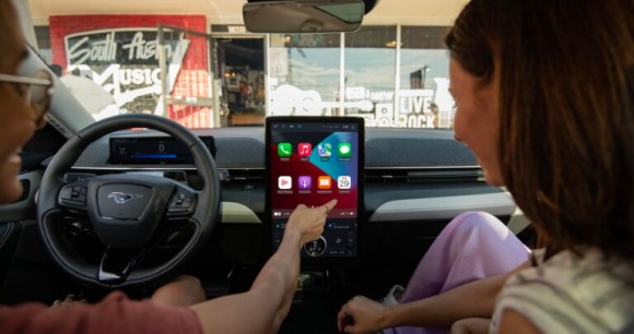 2024 Mustang Mach-E_05 Apple CarPlay
