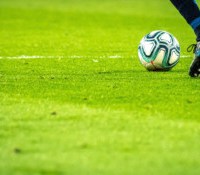 Apple TV+ pourrait diffuser un tournoi de Football prochainement // Source : Emilio Garcia - Unsplash