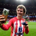 « C&rsquo;est quoi ce téléphone de fou on dirait il l’a acheté chez Nature et découverte » : voici le smartphone qu&rsquo;Antoine Griezmann tenait en main