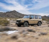Mercedes-Benz G580 mit EQ Technology, Exterior: MANUFAKTUR wüstensand uni, Interior: Leder schwarz (Energieverbrauch kombiniert: 30,3-27,7 kWh/100 km | CO2-Emissionen kombiniert: 0 g/km | CO2-Klasse: A);Mercedes-Benz G580 mit EQ Technologie (Energieverbrauch kombiniert: 30,3-27,7 kWh/100 km | CO2-Emissionen kombiniert: 0 g/km | CO2-Klasse: A)

Mercedes-Benz G580 with EQ Technology, Exterior: MANUFAKTUR desert sand non-metallic, Interior: Leather black (energy consumption combined: 30.3-27.7 kWh/100 km | CO₂ emissions combined: 0 g/km | CO₂ class: A);Mercedes-Benz G 580 with EQ Technology (energy consumption combined: 30.3-27.7 kWh/100 km | CO₂ emissions combined: 0 g/km | CO₂ class: A)