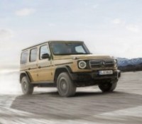 Mercedes-Benz G580 mit EQ Technology, Exterior: MANUFAKTUR wüstensand uni, Interior: Leder schwarz (Energieverbrauch kombiniert: 30,3-27,7 kWh/100 km | CO2-Emissionen kombiniert: 0 g/km | CO2-Klasse: A);Mercedes-Benz G580 mit EQ Technologie (Energieverbrauch kombiniert: 30,3-27,7 kWh/100 km | CO2-Emissionen kombiniert: 0 g/km | CO2-Klasse: A)

Mercedes-Benz G580 with EQ Technology, Exterior: MANUFAKTUR desert sand non-metallic, Interior: Leather black (energy consumption combined: 30.3-27.7 kWh/100 km | CO₂ emissions combined: 0 g/km | CO₂ class: A);Mercedes-Benz G 580 with EQ Technology (energy consumption combined: 30.3-27.7 kWh/100 km | CO₂ emissions combined: 0 g/km | CO₂ class: A)