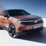Avec 700 km d’autonomie, cette voiture électrique cousine de la Peugeot e-3008 a de très beaux atouts à faire valoir Avec 700 km d’autonomie, cette voiture électrique cousine de la Peugeot e-3008 a de très beaux atouts à faire valoir