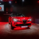On est montés à bord de l’Alfa Romeo Junior, la voiture électrique performante basée sur une Peugeot E-208 On est montés à bord de l’Alfa Romeo Junior, la voiture électrique performante basée sur une Peugeot E-208