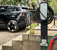 Un Tesla Wall Connector et une prise renforcée Green'Up // Source : Frandroid