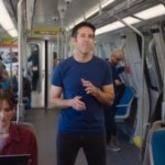 Qui est John Ternus, celui qui pourrait reprendre les rênes d’Apple après Tim Cook