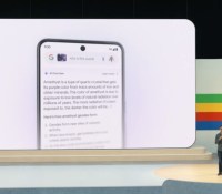 Sundar Pichai présentant AI Overviews pendant la Google I/O 2024 // Source : Google