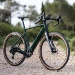 Voici les nouveaux vélos électriques d’aventure de Moustache, qui ciblent aussi les néophytes et les « petits budgets » Voici les nouveaux vélos électriques d’aventure de Moustache, qui ciblent aussi les néophytes et les « petits budgets »