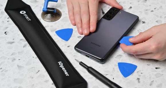 Un smartphone Samsung Galaxy en réparation // Source : iFixit Un smartphone Samsung Galaxy en réparation // Source : iFixit