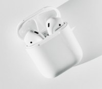 Apple AirPods 2  Source  Klim Musalimov sur Unsplash