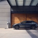 Lexus baisse le prix de sa voiture électrique RZ et augmente son autonomie Lexus baisse le prix de sa voiture électrique RZ et augmente son autonomie