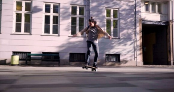 Alexis Chabat sur son skateboard électrique. // Source : Liquid Skateboard Alexis Chabat sur son skateboard électrique. // Source : Liquid Skateboard