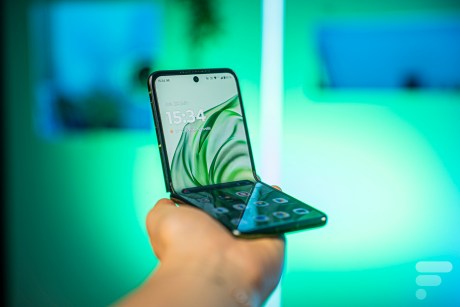 Le Motorola Razr 50 Ultra // Source : Chloé Pertuis pour Frandroid