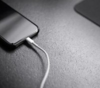 Sera-t-il bientôt possible de laisser son smartphone branché pendant de longues périodes sans sacrifier l'autonomie de sa batterie ? // Source : Andreas Haslinger / Unsplash