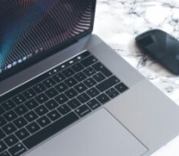 Un MacBook Pro 15 avec TouchBar, pour illustration // Source : Anthony Choren - Unsplash