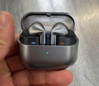 Etui Samsung Galaxy Buds 3 Pro // Source : AlexPaulBennett